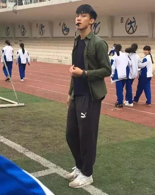 Thầy giáo thể dục điển trai như Trần Quán Hy