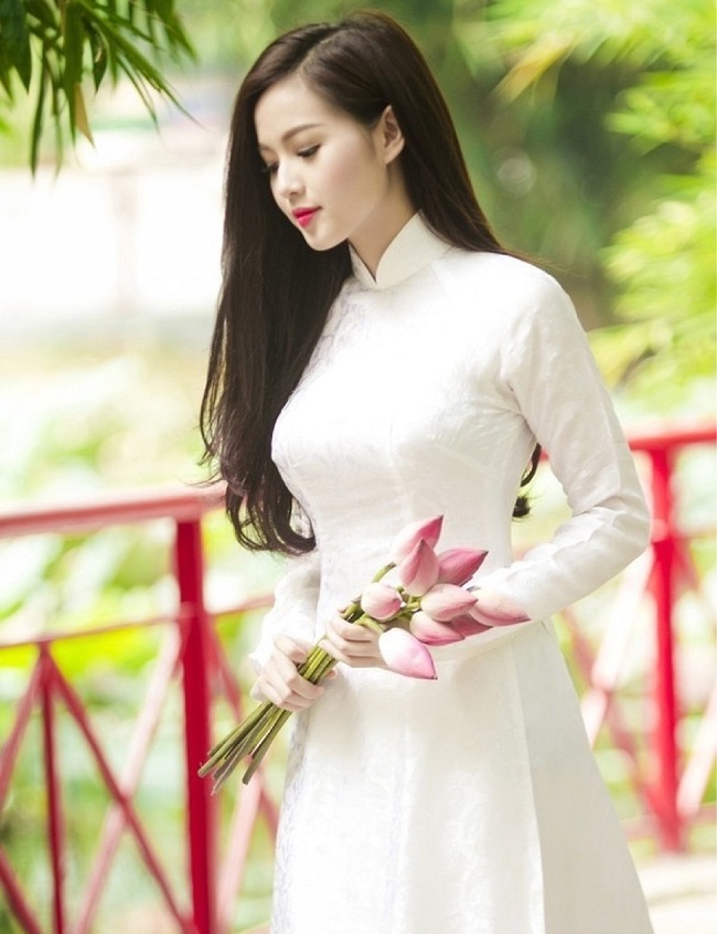 ngan ngo ngam giai nhan viet tha dang voi ta ao trang hinh anh 16