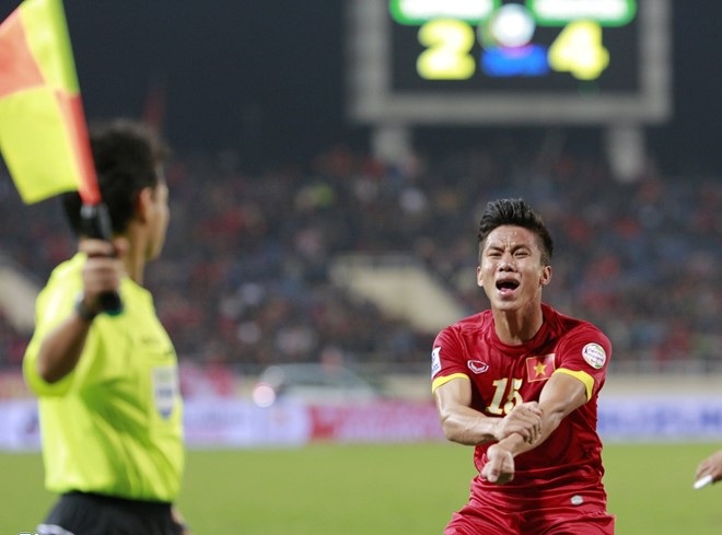 Công Vinh, Thành Lương - Công Vinh và Thành Lương là hai cầu thủ nổi tiếng và được yêu thích nhất của bóng đá Việt Nam. Hãy xem những hình ảnh của hai ngôi sao này để ngắm nhìn những pha bóng đẹp và tài năng của họ trên sân cỏ.