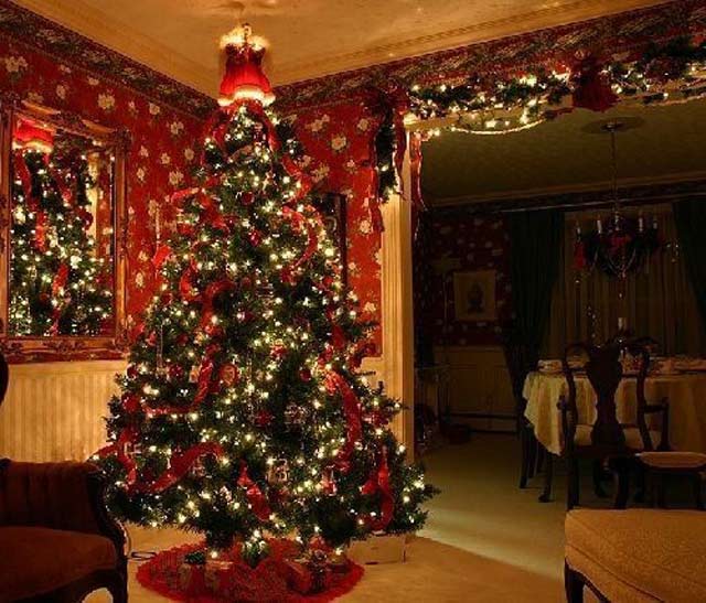 Mùa Giáng sinh đến rồi và nếu bạn đang muốn trang trí nhà của mình thật lung linh và ấm cúng, hãy tham khảo ý tưởng trang trí Noel trong nhà này. Các món quà, cây thông, bóng đèn, và các đồ trang trí khác sẽ giúp tạo nên bầu không khí đón chào mùa lễ hội.