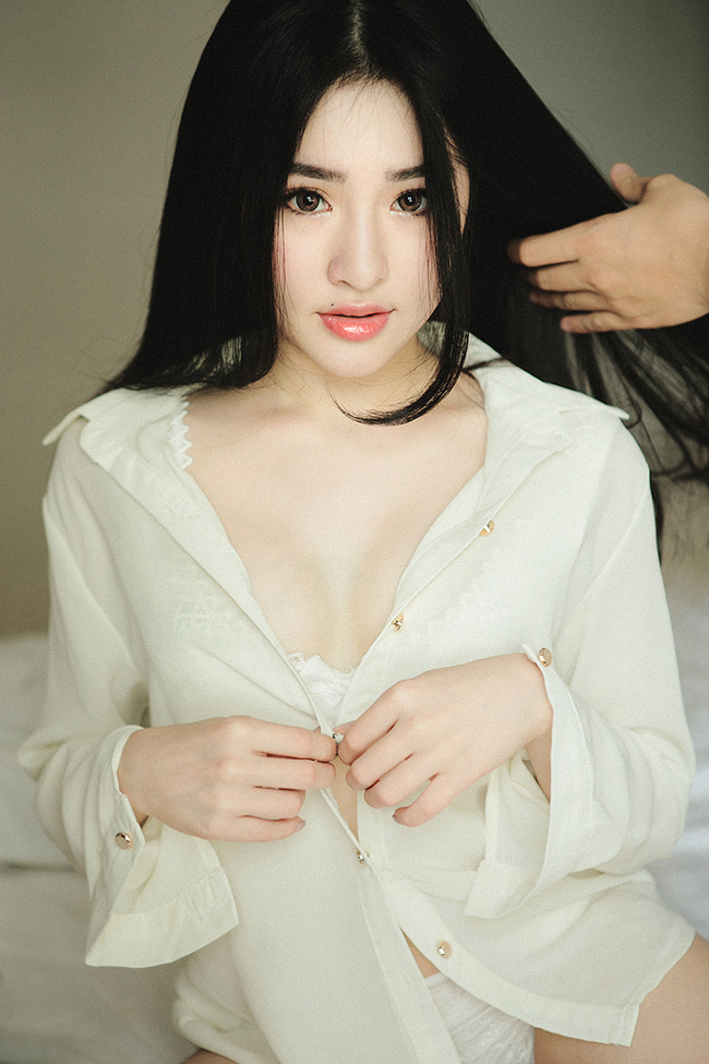 hotgirl viet khoe dang ve nu duoi lop so mi trang mong manh hinh anh 3