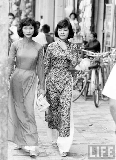 Hoàn hảo từng chi tiết, áo dài trắng quần đen không chỉ là trang phục truyền thống của phụ nữ Việt Nam, mà còn là biểu tượng của sự tinh tế và quý phái. Bức ảnh chắc chắn sẽ khiến bạn nhìn nhận lại vẻ đẹp truyền thống của đất nước.