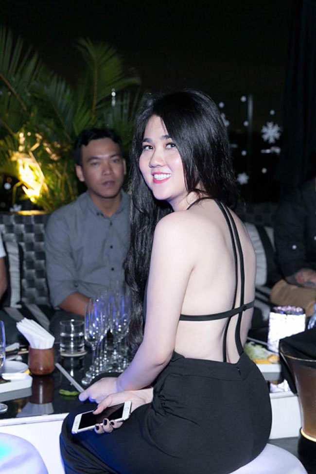 ngoc trinh mac vay do sexy, cuoi khong ngot sau ra mat nha ty phu hinh anh 7