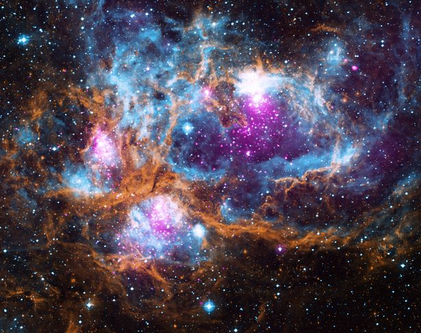 NASA đã tung ra những bức ảnh Giáng sinh ngoài hành tinh đầy lãng mạn và độc đáo. Hãy xem những bức ảnh này để cùng khám phá vẻ đẹp của những không gian xa xôi và rất ít được biết đến.
