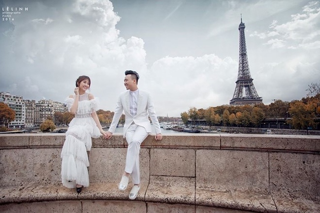 Nếu bạn là một tín đồ của tình yêu và muốn có những kỷ niệm đáng nhớ từ ngày cưới của mình, Paris luôn là một lựa chọn hoàn hảo. Với những bức ảnh cưới được chụp tại Paris, bạn sẽ không chỉ có được bức tranh về đôi tình nhân trong cơn mưa tình mà còn là những gợi ý về việc khám phá một thành phố tuyệt đẹp.