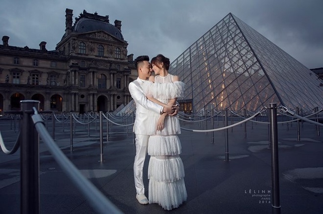 Bức ảnh cưới Trấn Thành Paris là một bức ảnh tuyệt đẹp, đầy lãng mạn và nên thơ. Bức ảnh này mang lại vẻ đẹp ngọt ngào, đầy sức hút và cũng một chút retro của Paris. Sự kết hợp giữa Trấn Thành và Paris trong bức ảnh này chắc chắn sẽ khiến bạn phải say mê.