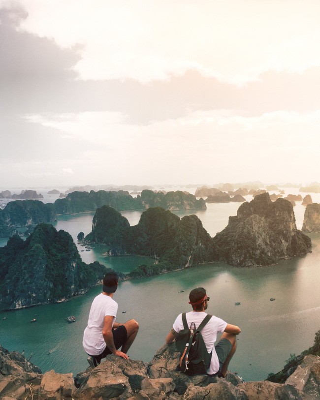 Ảnh du lịch Việt Nam chắc chắn sẽ khiến bạn mê mẩn với vẻ đẹp hoang sơ, với sự kết hợp giữa núi rừng, biển cả và văn hóa đậm chất dân tộc. Hãy cùng khám phá những địa danh tuyệt đẹp của Việt Nam và lưu lại những bức ảnh đẹp để kỷ niệm.