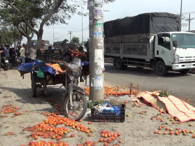 Xe lôi chở cà chua đâm vào cột điện, một người tử vong