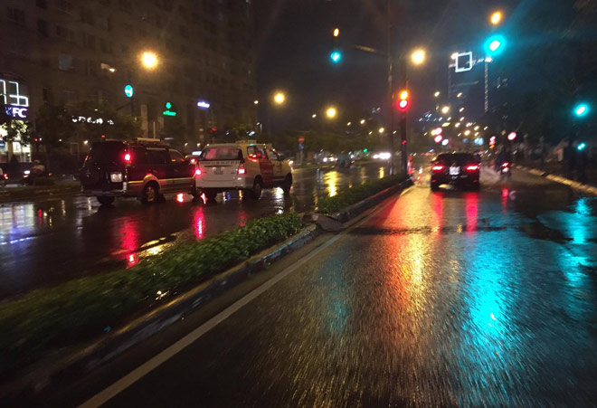 Hãy cùng chiêm ngưỡng hình ảnh bộn bề nhưng đầy lãng mạn của những đường phố mưa. Cơn mưa như đang rơi một cách êm dịu trên những con phố lung linh ánh đèn và rủ những cặp đôi đi dạo trên phố nên đừng bỏ lỡ.
