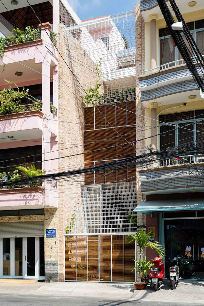 Căn nhà Sài Gòn thép trắng tinh khôi đã trở thành một biểu tượng của ngành xây dựng hiện đại. Với sự kết hợp giữa kiến trúc cổ điển và các vật liệu hiện đại, căn nhà này đã thu hút sự quan tâm của khách hàng cả trong và ngoài nước. Khám phá xem tại sao căn nhà Sài Gòn này lại đẹp như vậy.