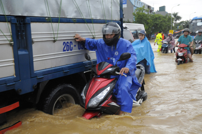 tranh thủ lau xe, chọp mát tren quóc lọ 6 tác dài do mua lũ hinh anh 10