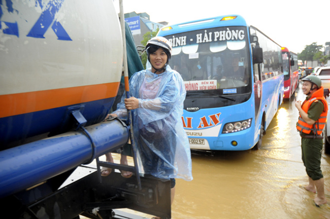 tranh thủ lau xe, chọp mát tren quóc lọ 6 tác dài do mua lũ hinh anh 11