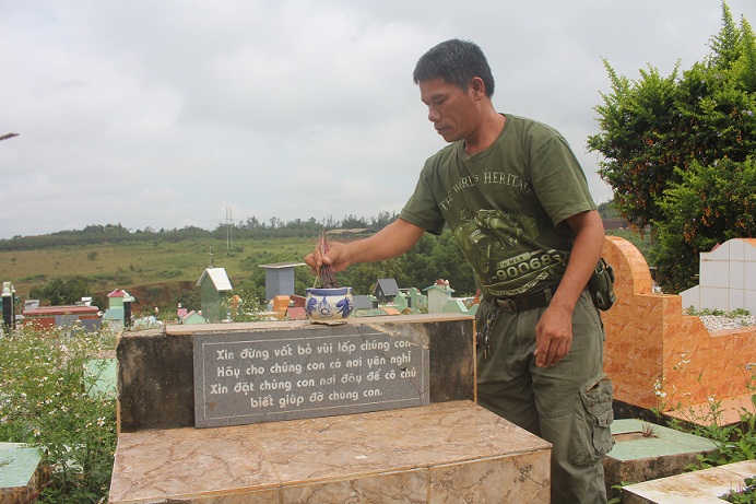 Tấm biển: “Xin đừng vứt bỏ…” được xây dựng cố định đặt ngay đầu khu mộ Đồng nhi.  