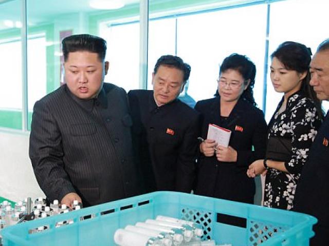 Lần hiếm hoi ông Kim Jong-un đi thị sát nhà máy cùng vợ