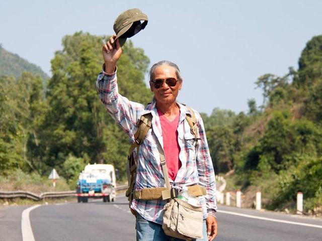 Phát “sốt” với hành trình 76 ngày đi bộ xuyên Việt của ông cụ 65 tuổi