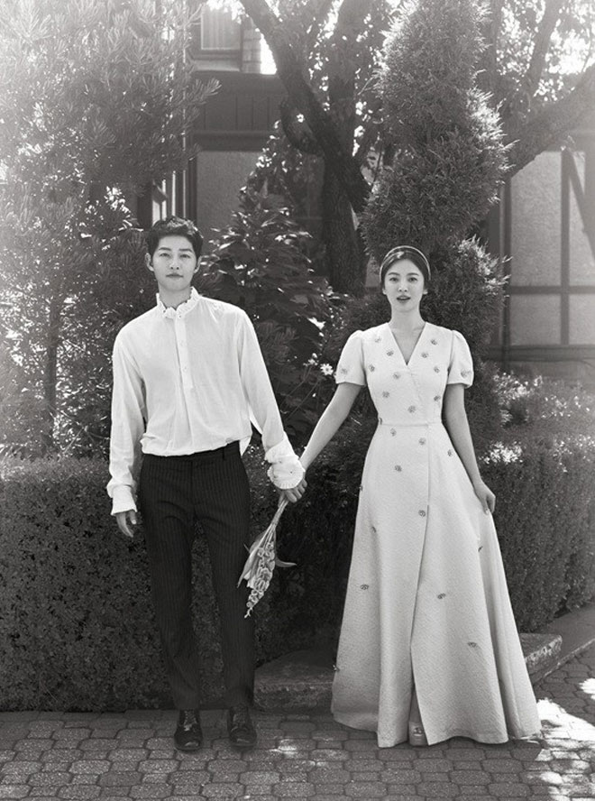 Song Hye Kyo, nữ diễn viên xinh đẹp và chồng trẻ đẹp trai của cô đã cùng nhau chụp những bức ảnh cưới lãng mạn. Hãy cùng tận hưởng những khoảnh khắc tuyệt vời này và nhắm mắt tưởng tượng về ngày cưới hoàn hảo của bạn.