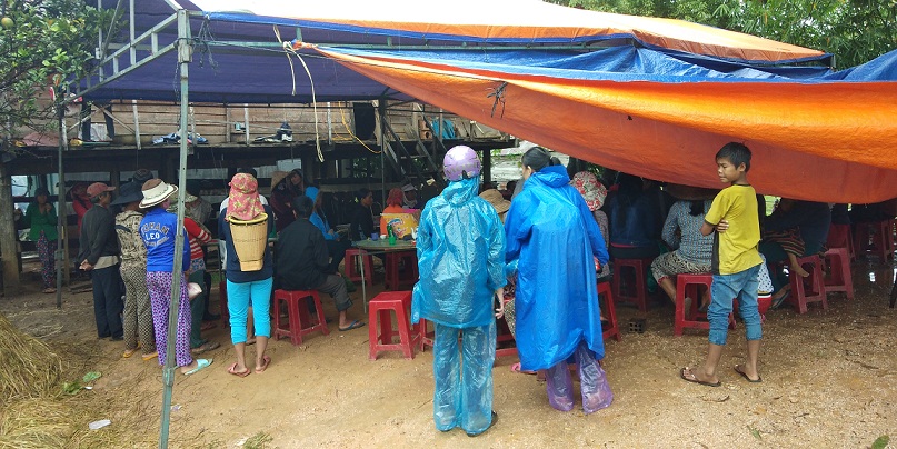 Dân làng đang giúp gia đình nạn nhân tổ chức ma chay