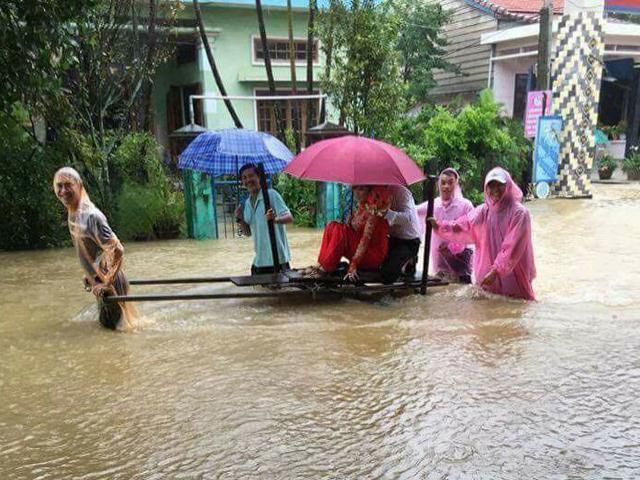 Màn rước dâu trong rốn lũ bằng phương tiện “độc” ở Quảng Nam