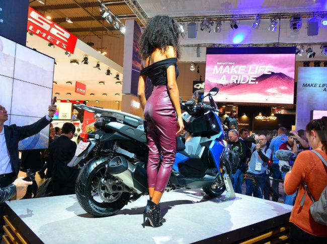 dan chan dai nong bong ben xe moi tai 2017 eicma hinh anh 4