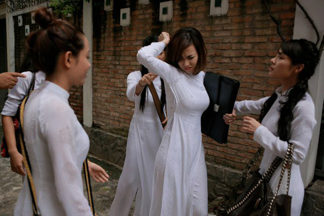 ao yem, ao dai gay tranh cai tren man anh viet hinh anh 6