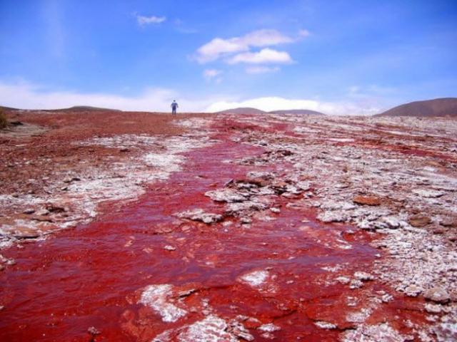 Giải mã bí ẩn hồ nước có màu đỏ như máu ở Chile