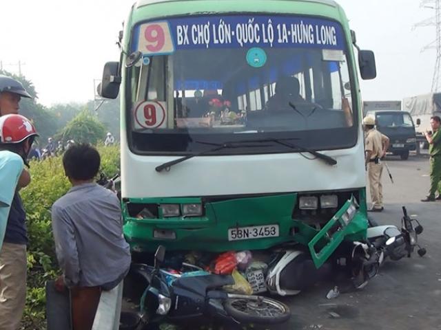 Xe buýt “đại náo” dốc cầu ở Sài Gòn, xe máy nằm la liệt