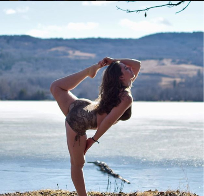 co nang mum mim tap yoga moi luc moi noi hinh anh 13