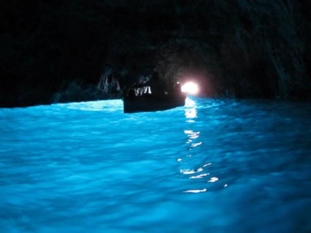Khám phá hang động xanh huyền ảo ở Italia