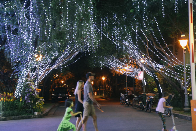 Phố nhà giàu trang trí Giáng sinh ở Sài Gòn: Sài Gòn đang tràn đầy không khí Noel rực rỡ, đặc biệt trên các phố nhà giàu. Những bóng đèn và hoa đào đang mang đến một không gian trang trí cực kỳ lung linh và hoành tráng. Hãy cùng xem hình ảnh để cảm nhận chút hội hèn lộn của giới nhà giàu Việt Nam trong ngày lễ hội đặc biệt này.