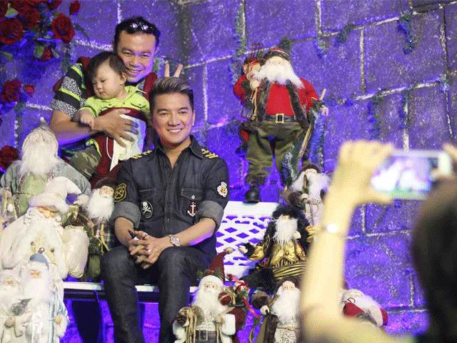 Hàng trăm người chen lấn chụp ảnh Noel tại biệt thự 3 triệu USD của Đàm Vĩnh Hưng