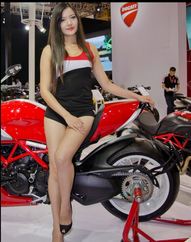 ngan ngo ngam nguoi dep tao dang ben sieu moto hinh anh 6