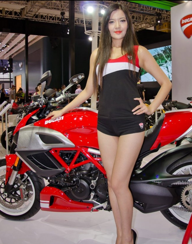 ngan ngo ngam nguoi dep tao dang ben sieu moto hinh anh 8