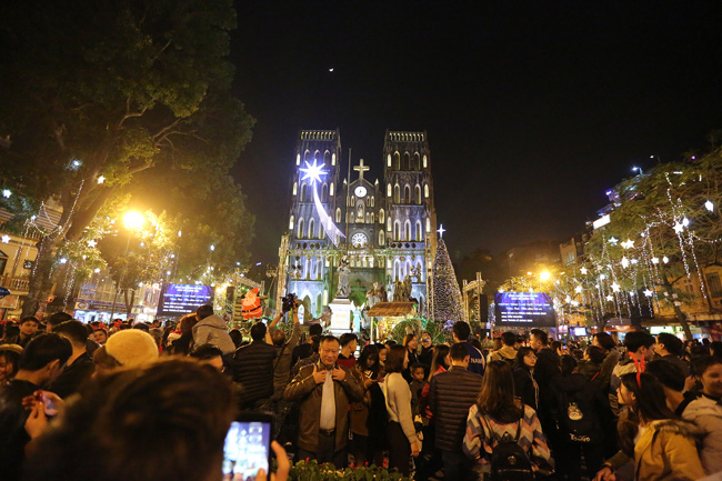 ha noi: dong nghit, tac nghen vi dong nguoi do ra duong don noel hinh anh 1