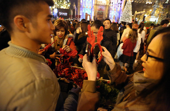 ha noi: dong nghit, tac nghen vi dong nguoi do ra duong don noel hinh anh 3