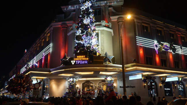 ha noi: dong nghit, tac nghen vi dong nguoi do ra duong don noel hinh anh 6