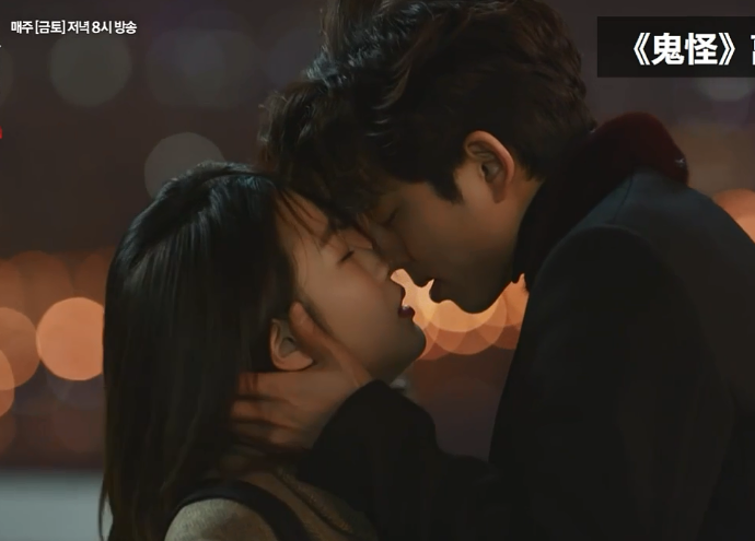 Hãy chiêm ngưỡng cảnh hôn đẹp như trong phim Hàn Quốc trong bức hình này. Sự lãng mạn và ngọt ngào của tình yêu được tái hiện một cách chân thực, khiến bất kì ai cũng phải say đắm.