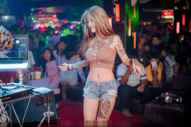 Nữ DJ xăm trổ khiến trai trẻ mê mệt vì đường cong \