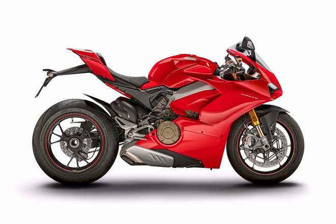 Ducati Panigale V4 2018 là một trong những mẫu xe tuyệt vời nhất của thương hiệu Ducati. Với tốc độ cực nhanh và thiết kế đẹp mắt, nó sẽ chắc chắn tạo nên ấn tượng mạnh mẽ trong lòng người xem.