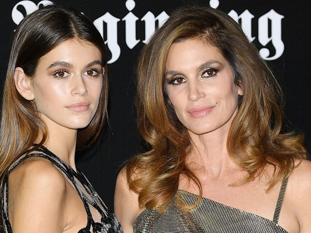 Cindy Crawford trẻ lâu nhờ dùng sữa thay xịt khoáng