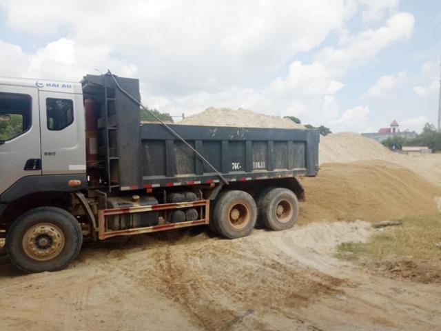 Quảng Ngãi: Xã vượt quyền huyện, tỉnh "đổi cát" lấy đường bê tông