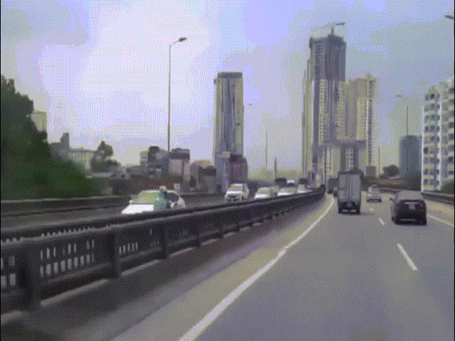 2 cô gái phóng xe máy như bay ngược chiều, ô tô chạy 70 km/giờ đuổi không kịp