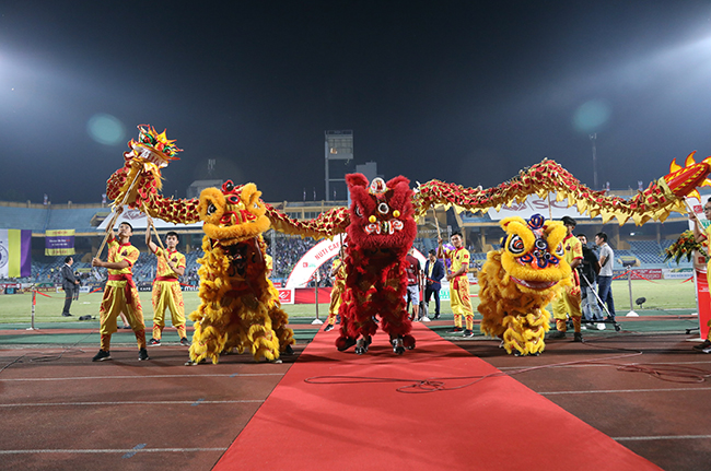 anh: cau thu clb ha noi nhan cup vang v.league ben nguoi than hinh anh 1