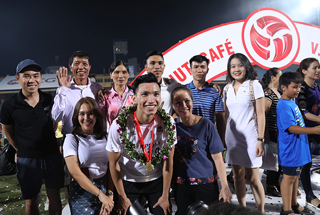 anh: cau thu clb ha noi nhan cup vang v.league ben nguoi than hinh anh 10