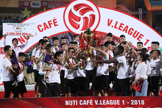 anh: cau thu clb ha noi nhan cup vang v.league ben nguoi than hinh anh 4