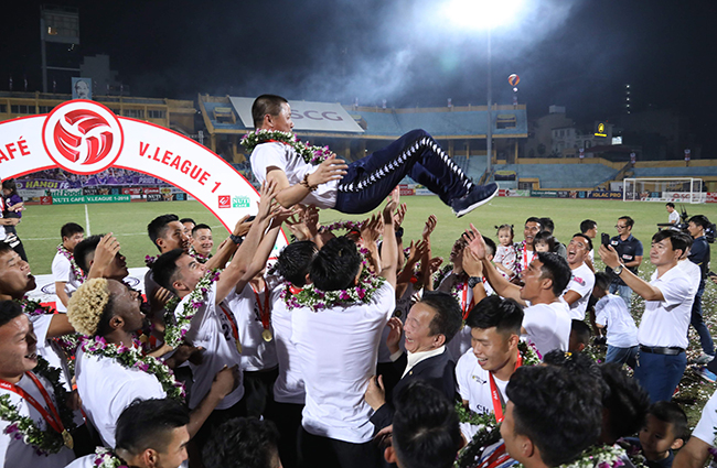 anh: cau thu clb ha noi nhan cup vang v.league ben nguoi than hinh anh 5