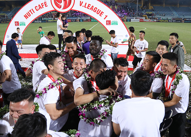 anh: cau thu clb ha noi nhan cup vang v.league ben nguoi than hinh anh 6