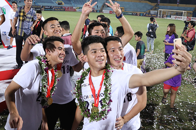 anh: cau thu clb ha noi nhan cup vang v.league ben nguoi than hinh anh 7