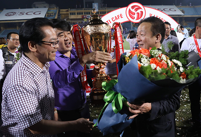 anh: cau thu clb ha noi nhan cup vang v.league ben nguoi than hinh anh 9