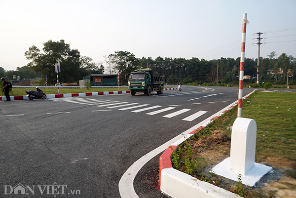 Ngoài các mốc lộ giới, hệ thống biển báo giao thông cũng được gắn tạm bợ: có cột mà chưa lắp biển.