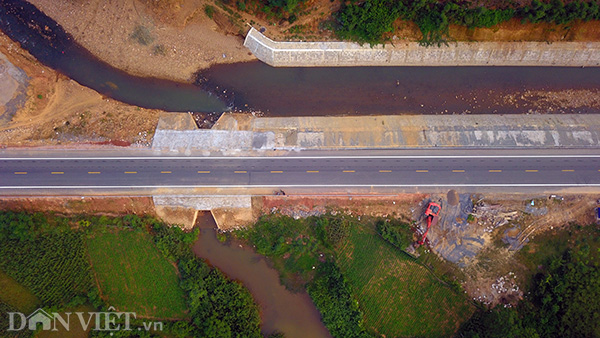 Ngoài đoạn dẫn nối dài 6,7km lên cao tốc Láng - Hoà Lạc, tuyến đường được đầu tư xây mới đoạn tiếp theo xây dựng mới hơn 25km theo tiêu chuẩn đường cấp 3 đồng bằng, nền đường rộng 12m, mặt đường rộng 11m.